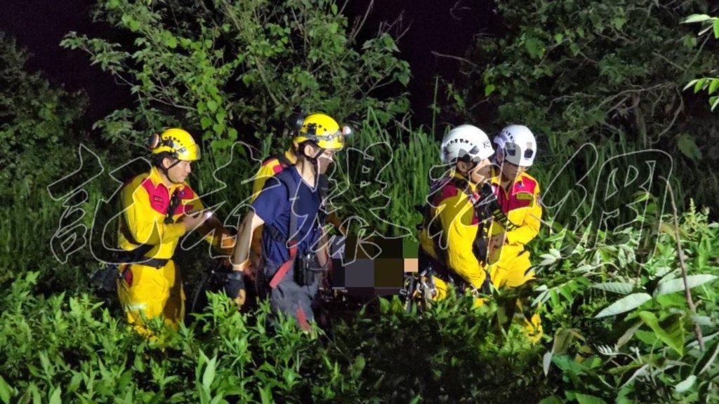 獨/高雄自小客「衝落20m深山坡」!駕駛今已2度掉下被救起 獨/高雄自小客「衝落20m深山坡」!駕駛今已2度掉下被救起