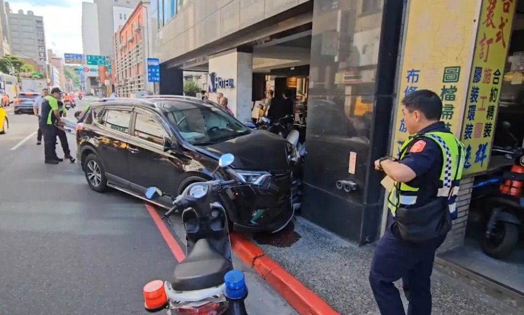 事發畫面曝光!基隆6旬翁突跨雙黃線逆向 連閃3車自撞飯店門柱才停下 事發畫面曝光!基隆6旬翁突跨雙黃線逆向 連閃3車自撞飯店門柱才停下