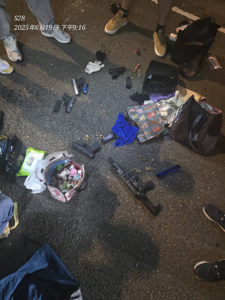 台中圍捕畫面曝光!通緝犯駕車衝撞安全氣囊爆裂流鼻血落網 車內起出大批槍彈 台中圍捕畫面曝光!通緝犯駕車衝撞安全氣囊爆裂流鼻血落網 車內起出大批槍彈