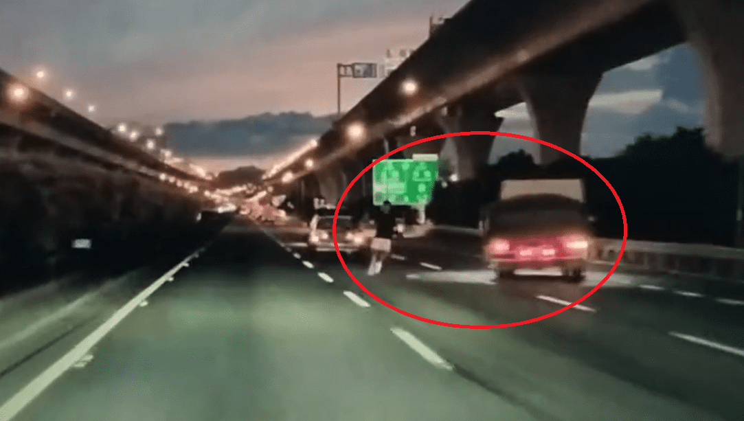 【有片】國1內壢「人肉交通錐」國道上狂跳 貨車司機嚇到翻車