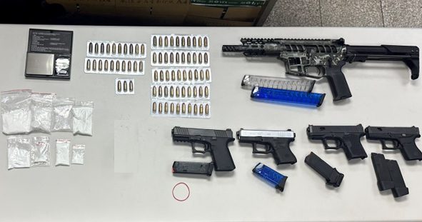 陳姓毒品通緝犯擁槍自重 警方逮獲查扣五把長短槍 陳姓毒品通緝犯擁槍自重 警方逮獲查扣五把長短槍