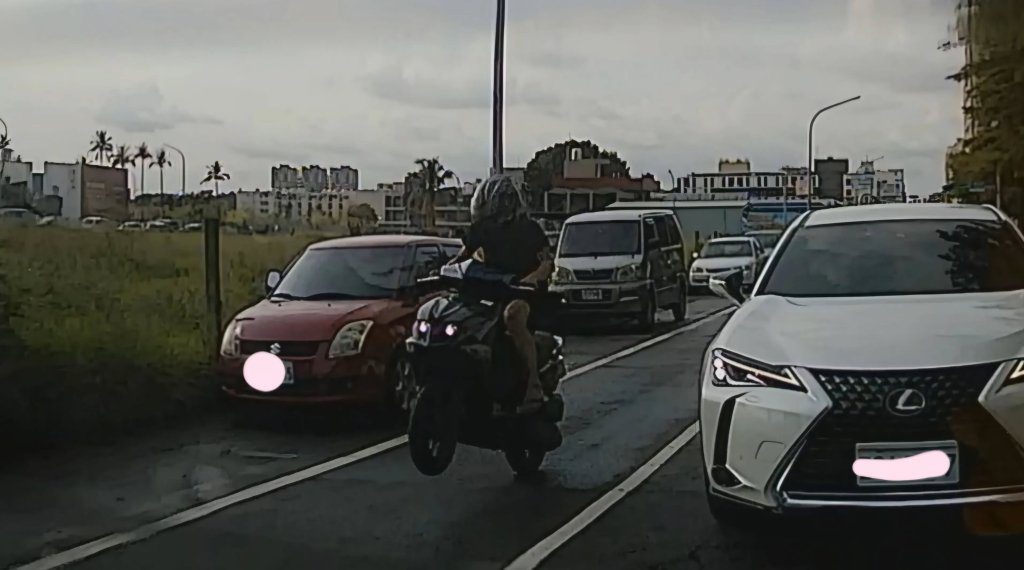影/台南機車猴耍帥!起步翹孤輪「下秒慘摔翻滾」 網友:笑到眼淚流出來 影/台南機車猴耍帥!起步翹孤輪「下秒慘摔翻滾」 網友:笑到眼淚流出來