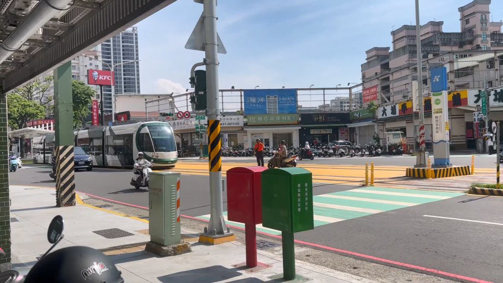 影/騎士闖進輕軌「停軌道20分鐘」!列車停下不敢動 目擊者:騎士還想撞列車 影/騎士闖進輕軌「停軌道20分鐘」!列車停下不敢動 目擊者:騎士還想撞列車