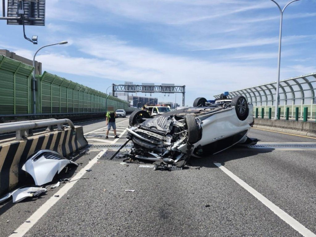 台74車禍! 休旅車自撞匝道口分隔島四輪朝天 台74車禍! 休旅車自撞匝道口分隔島四輪朝天