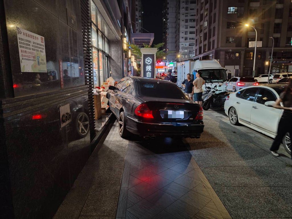 又和她有關!饅頭妹台中店面遭賓士車衝撞 疑因網友要求處理感情糾紛引起 又和她有關!饅頭妹台中店面遭賓士車衝撞 疑因網友要求處理感情糾紛引起