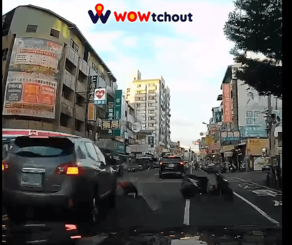 影/阿嬤開啟「無敵方向燈」釀禍! 網友笑:比飛彈還準 影/阿嬤開啟「無敵方向燈」釀禍! 網友笑:比飛彈還準