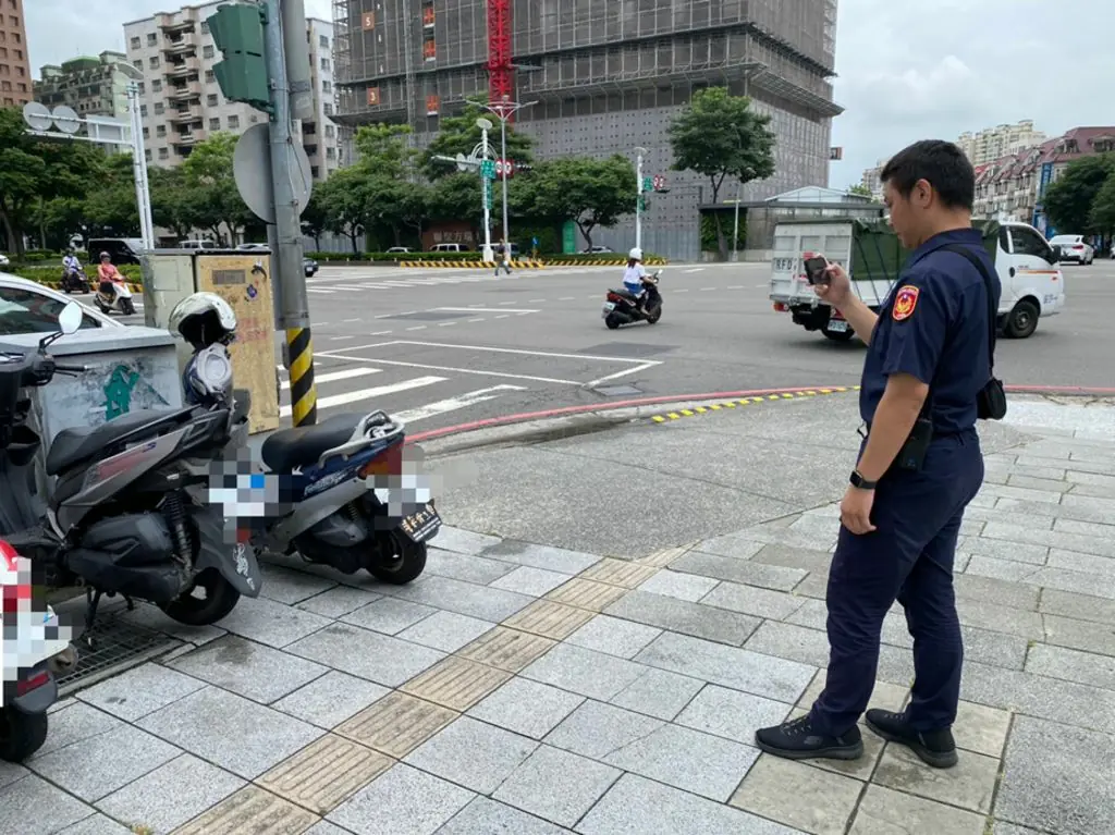 第六分局警全面施行違停逕舉標示單電子化 簡化員警掣單流程與避免舉發錯誤