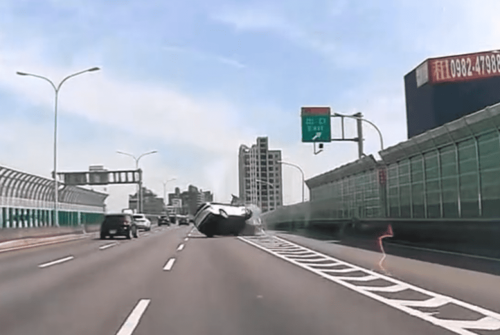 撞擊畫面曝光！台74線休旅車自撞四輪朝天　撞擊前連續蛇行近百公尺肇事原因網友起疑