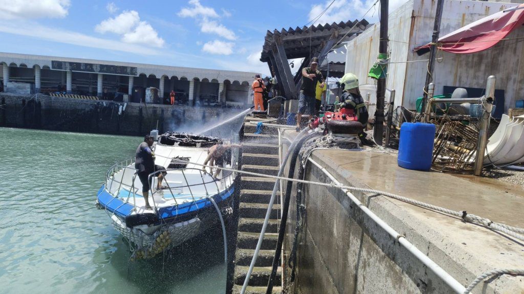 澎湖交通船火警! 1人燒傷跳海逃生 澎湖交通船火警! 1人燒傷跳海逃生