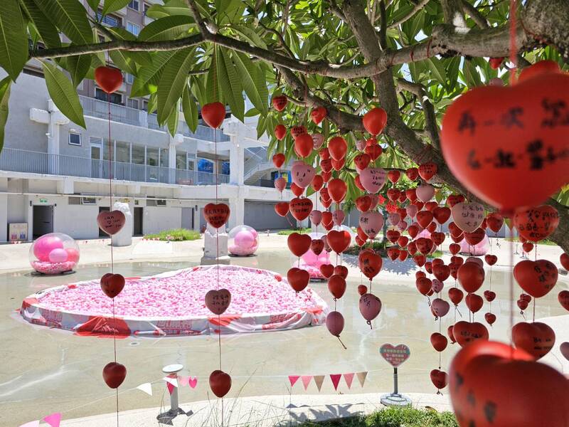 河樂廣場「愛情許願池」倒數 心型許願球串連浪漫 河樂廣場「愛情許願池」倒數 心型許願球串連浪漫