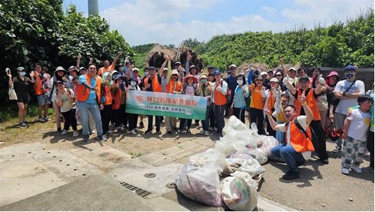 林口長庚號召員工到桃園海岸淨灘 強化海洋保育與減塑觀念 林口長庚號召員工到桃園海岸淨灘 強化海洋保育與減塑觀念