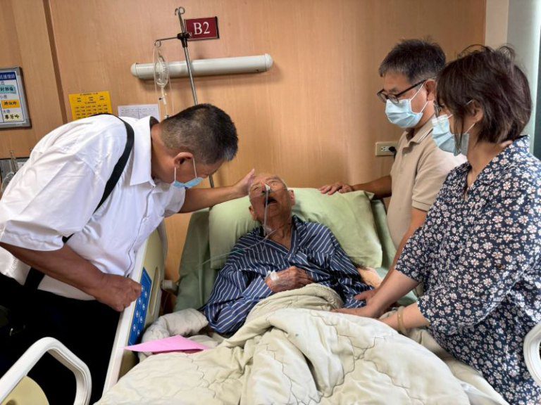 新竹榮家推動安寧善終 陪伴百歲榮民圓滿四道人生 新竹榮家推動安寧善終 陪伴百歲榮民圓滿四道人生