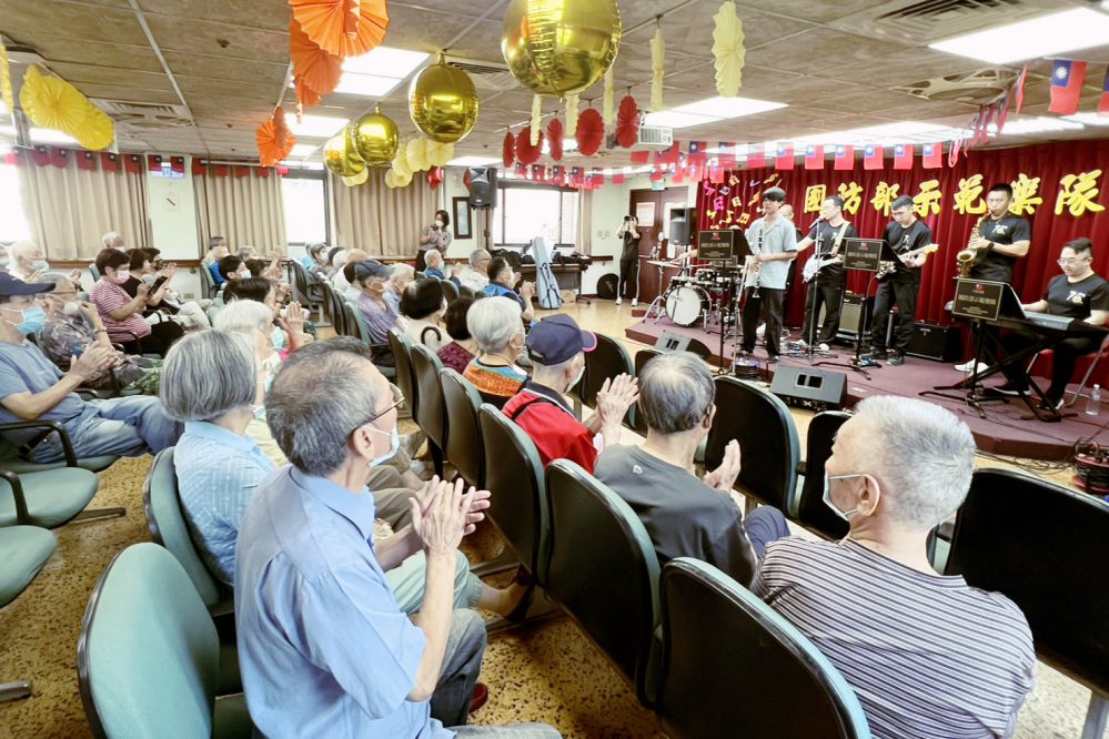 致敬退伍袍澤對國家無私奉獻 國防部示範樂隊慰訪八德榮家住民長輩 致敬退伍袍澤對國家無私奉獻 國防部示範樂隊慰訪八德榮家住民長輩