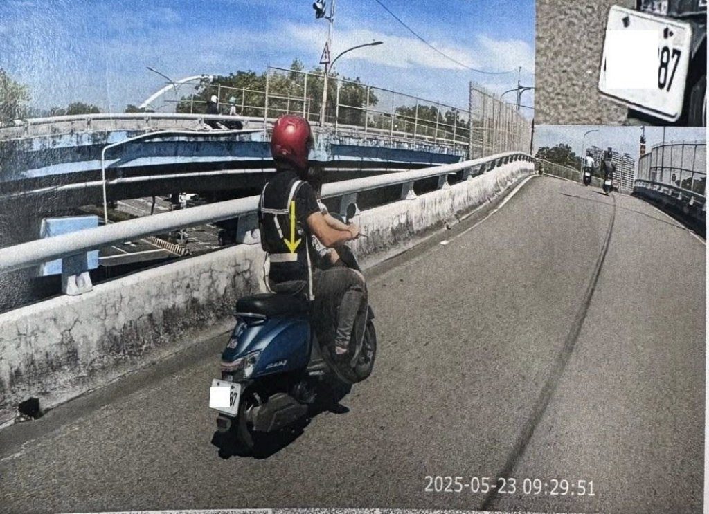 帶娃違規？他遭檢舉未戴安全帽怒問：兩歲以下不能搭機車只能買車？