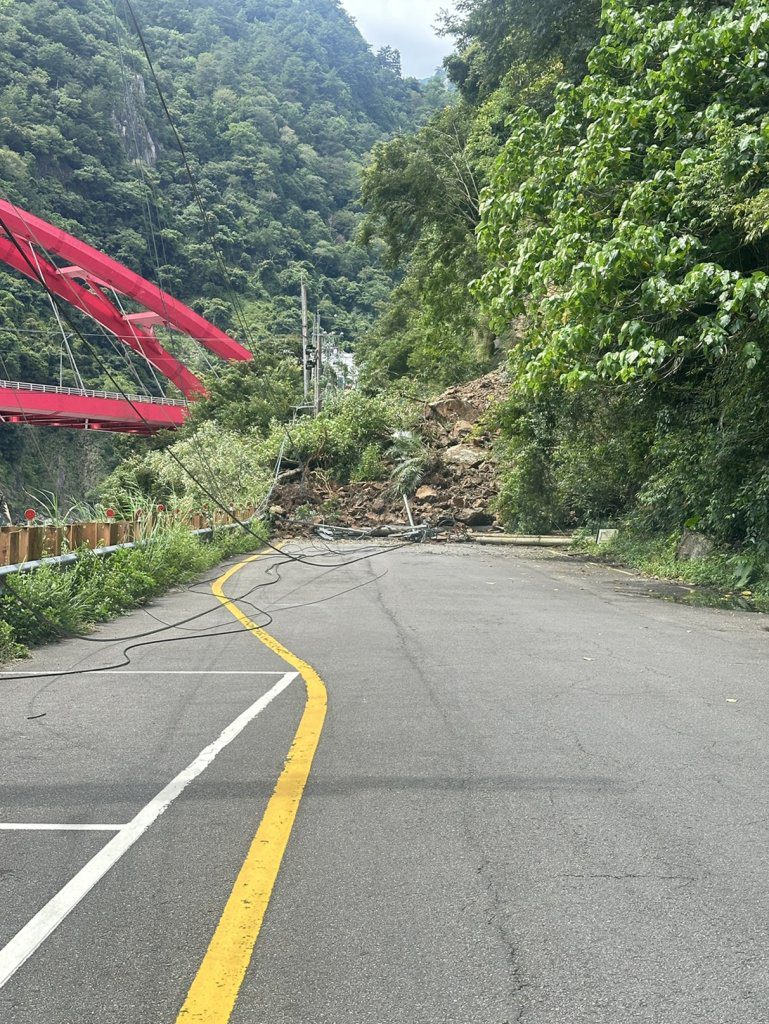 50遊客受困八仙山!突發土石崩塌阻路 全數平安安置等待搶通 50遊客受困八仙山!突發土石崩塌阻路 全數平安安置等待搶通