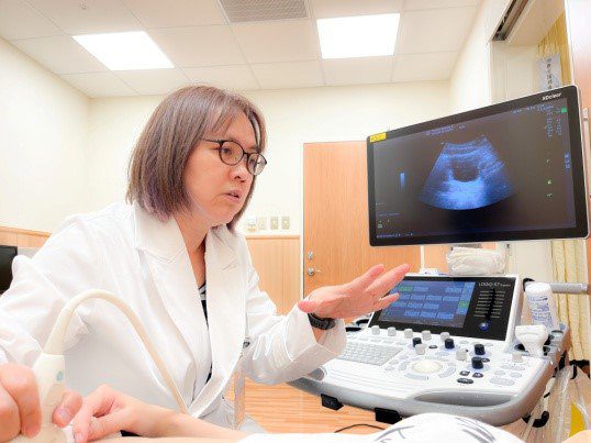 為大幅改善婦女漏尿　台中慈濟復健醫針對骨盆底肌實施多元復健