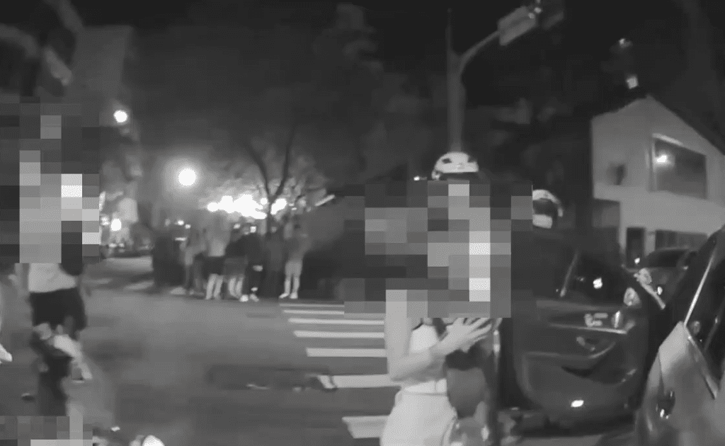 賓士違停斑馬線被警方攔查發現毒品 路過民眾全程目擊拍手叫好 賓士違停斑馬線被警方攔查發現毒品 路過民眾全程目擊拍手叫好