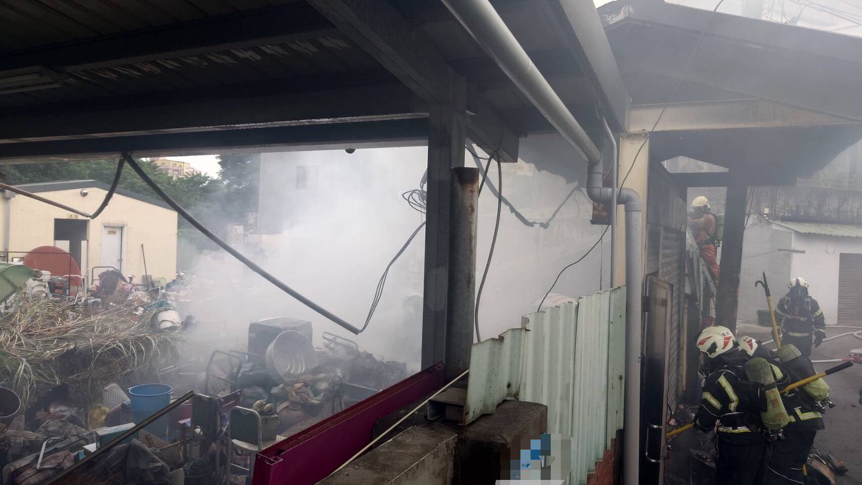 平鎮區資收場冒惡火 桃園消防半小時內及時撲滅