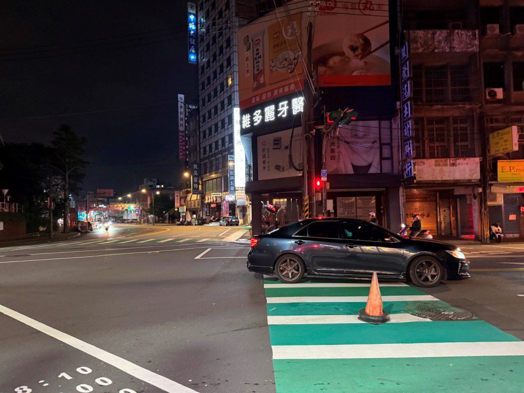 【有片】6/30起不禮讓行人最重罰3萬6 桃警:小心視線盲點 【有片】6/30起不禮讓行人最重罰3萬6 桃警:小心視線盲點