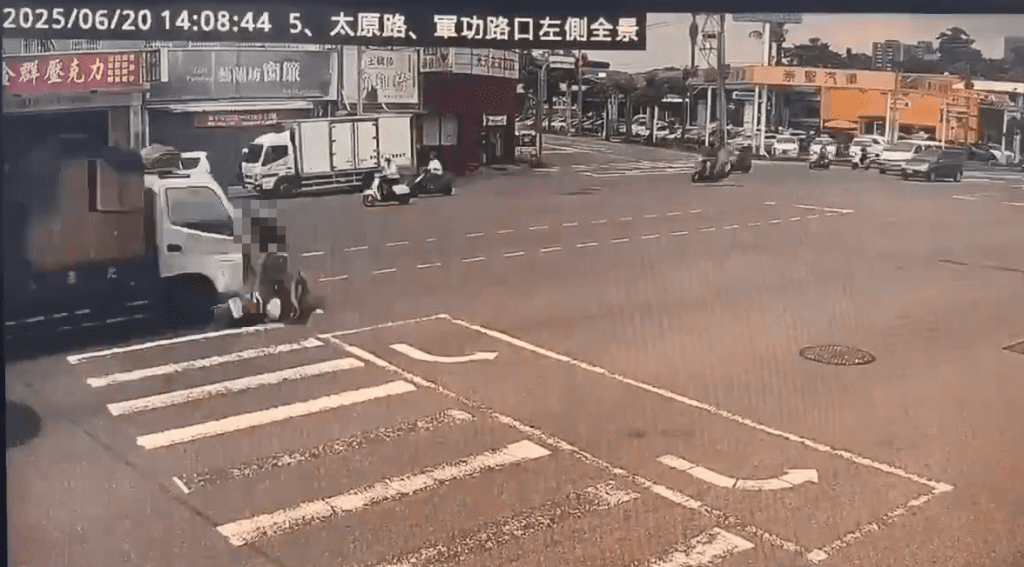 影/台中北屯騎士斑馬線違規迴轉遭撞身亡 路旁監視畫面曝光 影/台中北屯騎士斑馬線違規迴轉遭撞身亡 路旁監視畫面曝光