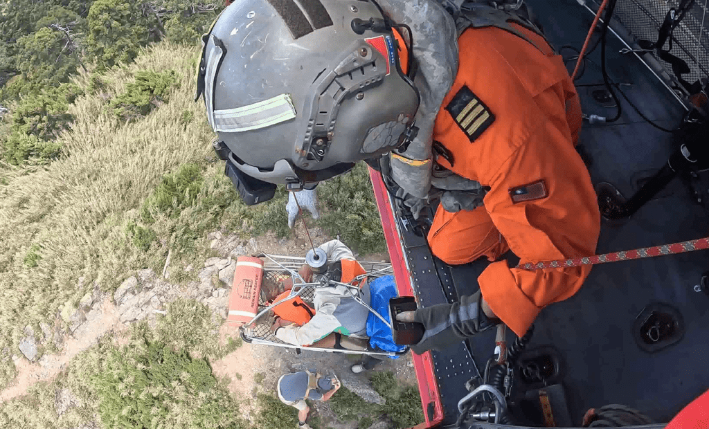影／黑鷹直升機急馳奇峻山 成功救援受傷背工