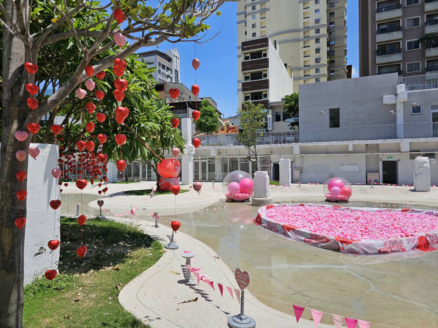 河樂廣場「愛情許願池」倒數 心型許願球串連浪漫 河樂廣場「愛情許願池」倒數 心型許願球串連浪漫