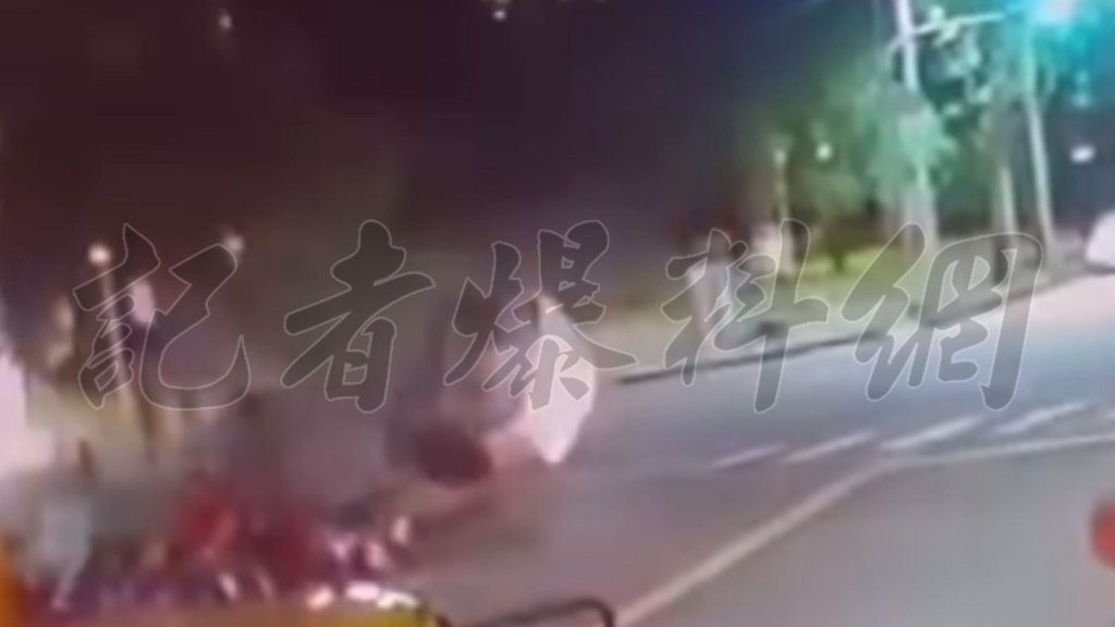 獨／監視器曝！高雄金鼎路自小客「直直撞」悚吞2車害4傷