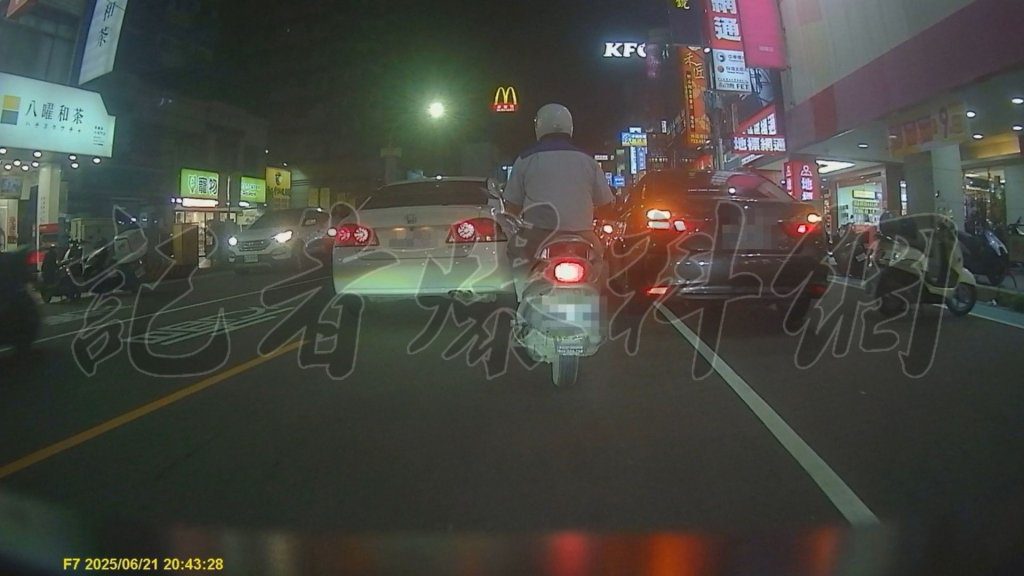 獨/違停之都?高雄最頭痛「瑞隆路」見誇張景象 騎士險成夾心餅乾 獨/違停之都?高雄最頭痛「瑞隆路」見誇張景象 騎士險成夾心餅乾