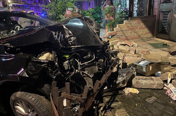 中壢有部自小客失控　撞倒路旁人家的矮牆