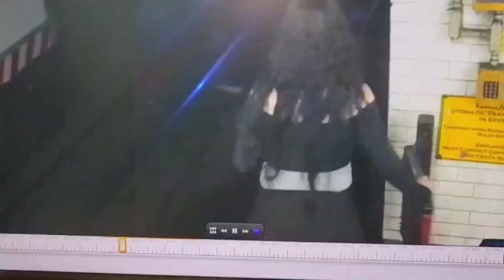 影／紐約24歲女鐵軌上尿尿！來不及爬回月台　遭列車撞上當場身亡