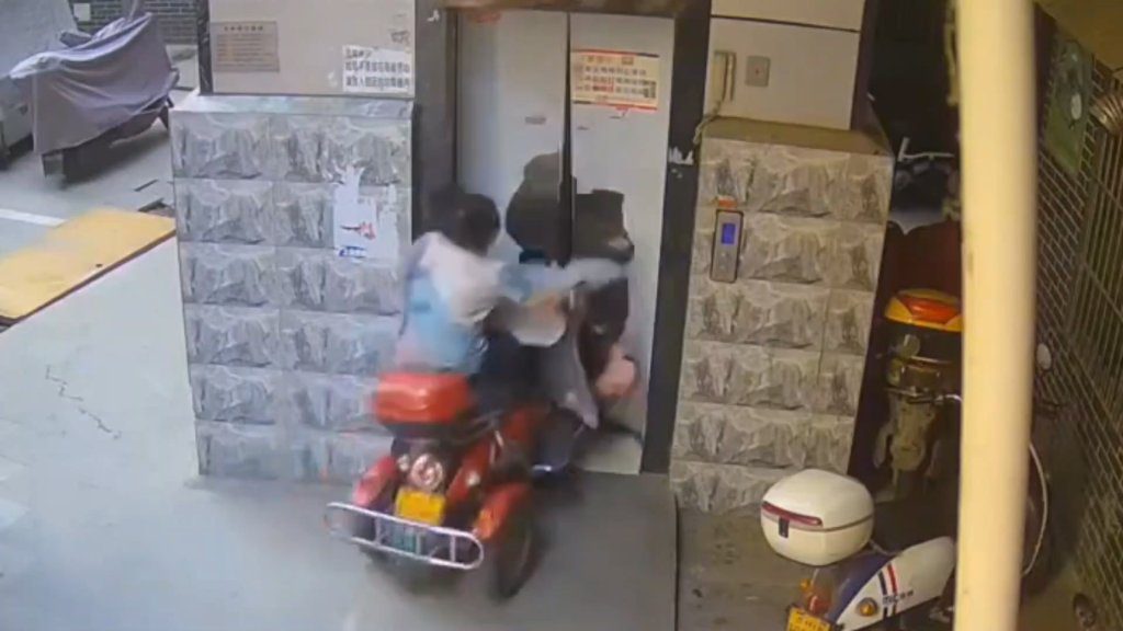 影／大媽騎三輪代步車爆衝！撞破門「人車掉進電梯井」　崩潰尖叫影片陸網瘋傳