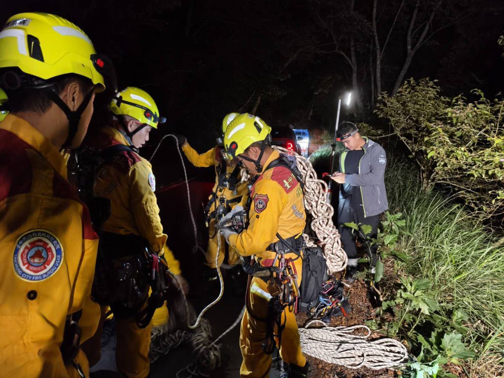 大雪山林道驚傳車輛墜谷　兩傷者吊掛脫困送醫