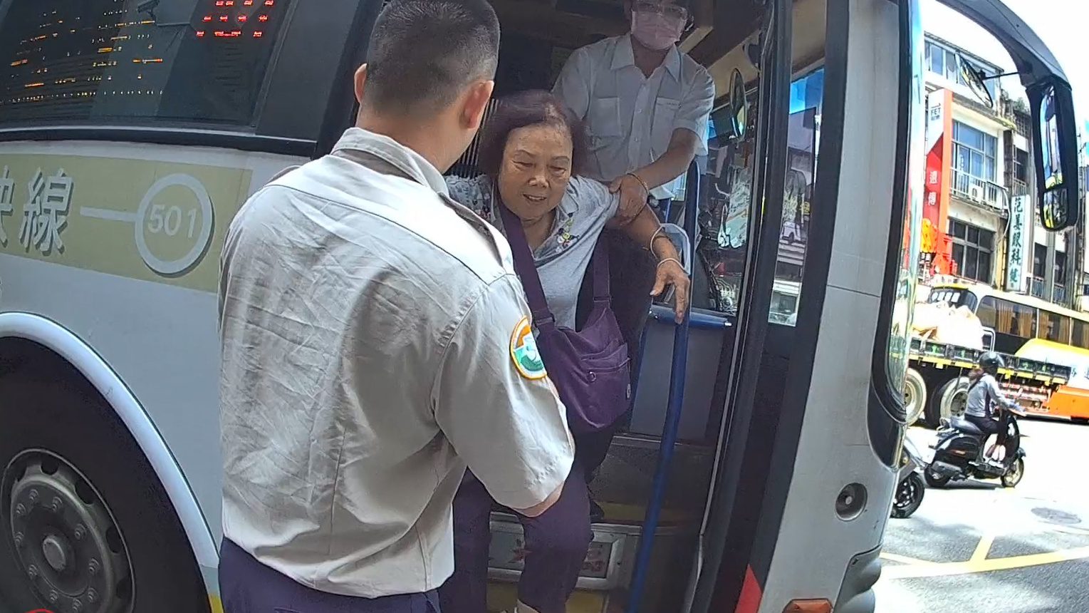 婦人搭公車疑中暑不適求助司機 壢警接力助送醫幸無礙