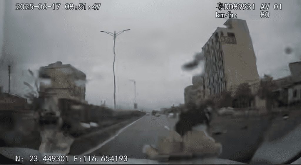 影/鬼切女騎士遭打瞌睡駕駛「時速80撞飛亡」 車內外監視器影片曝光!陸網友:駕駛怎麼笑得出來? 影/鬼切女騎士遭打瞌睡駕駛「時速80撞飛亡」 車內外監視器影片曝光!陸網友:駕駛怎麼笑得出來?