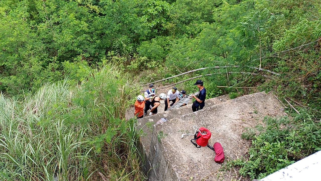 自行車賽返程不慎墜坡 湖內警消迅速救援送醫 自行車賽返程不慎墜坡 湖內警消迅速救援送醫
