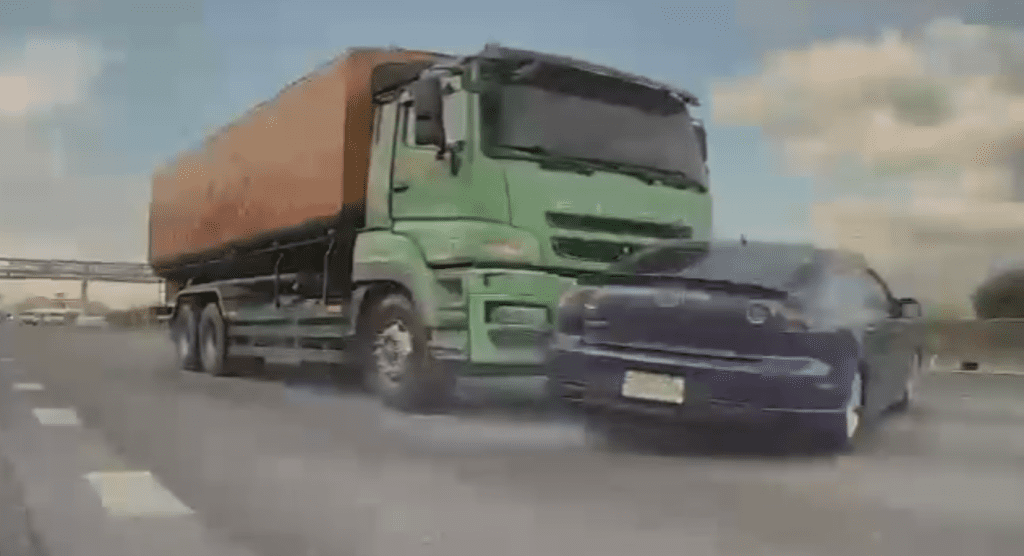 驚悚畫面曝光! 國道自小客車被大貨車撞擊迴轉180度撞護欄翻車 驚悚畫面曝光! 國道自小客車被大貨車撞擊迴轉180度撞護欄翻車