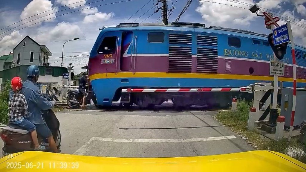 影/男騎士闖鐵軌「被柵欄卡住」!下秒遭列車撞飛5公尺亡 影片網路瘋傳 影/男騎士闖鐵軌「被柵欄卡住」!下秒遭列車撞飛5公尺亡 影片網路瘋傳