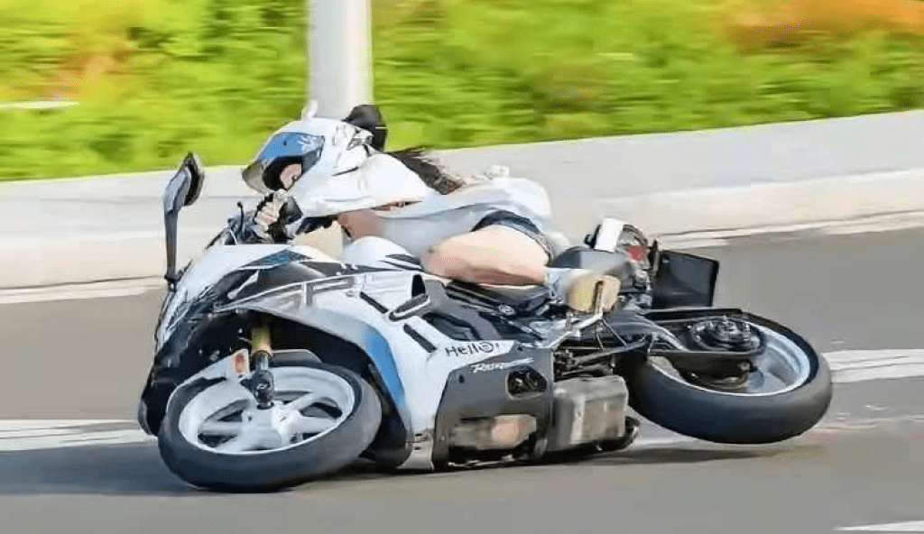 影／蜜大腿煞車！女重機騎士過彎「鞋子磨地噴煙」摔車　腳整片破皮影片瘋傳　