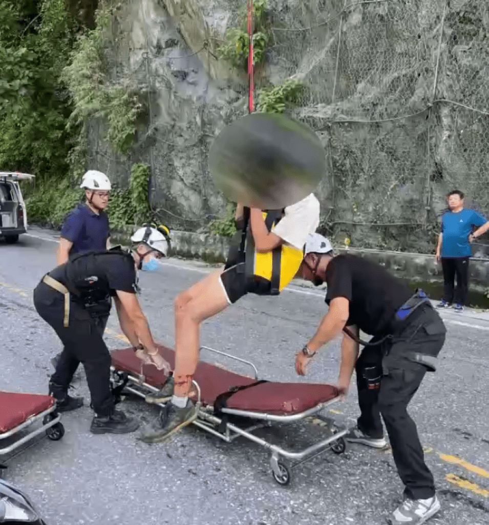 台9線機車墜落20公尺邊坡！ 　消防隊員救起騎士及乘客皆擦挫傷骨折