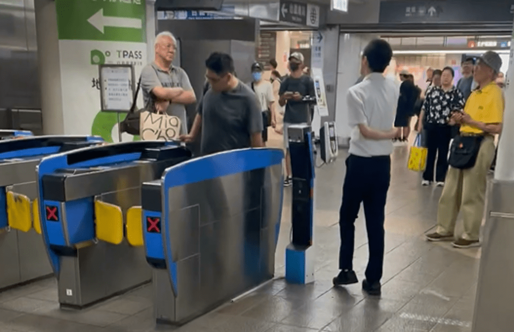 影／台鐵站務員情緒失控！疑不滿旅客卡刷錯邊　大罵「沒有眼睛嗎瞎了喔」