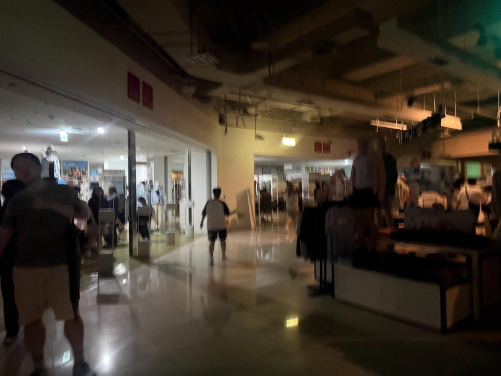 影／宜蘭新月廣場驚傳停電　民眾摸黑吃飯逛街