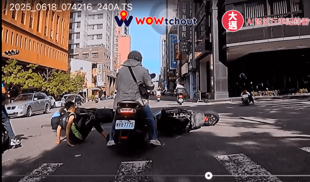 離奇車禍畫面!肇事機車「憑空出現」引熱議 網友笑:「異世界出口」 離奇車禍畫面!肇事機車「憑空出現」引熱議 網友笑:「異世界出口」