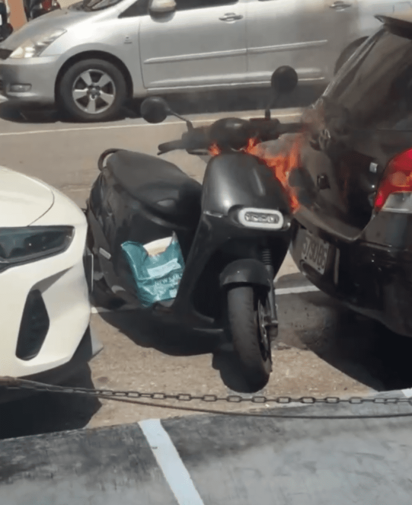 館長健身房台中店外Gogoro起火! 兩輛自小客車遭波及 館長健身房台中店外Gogoro起火! 兩輛自小客車遭波及