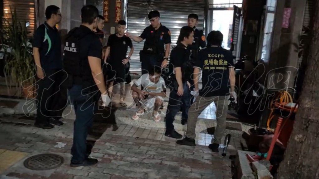 快訊/高雄茶行挨砸!警速逮2黑衣人 還有10多人在逃 快訊/高雄茶行挨砸!警速逮2黑衣人 還有10多人在逃