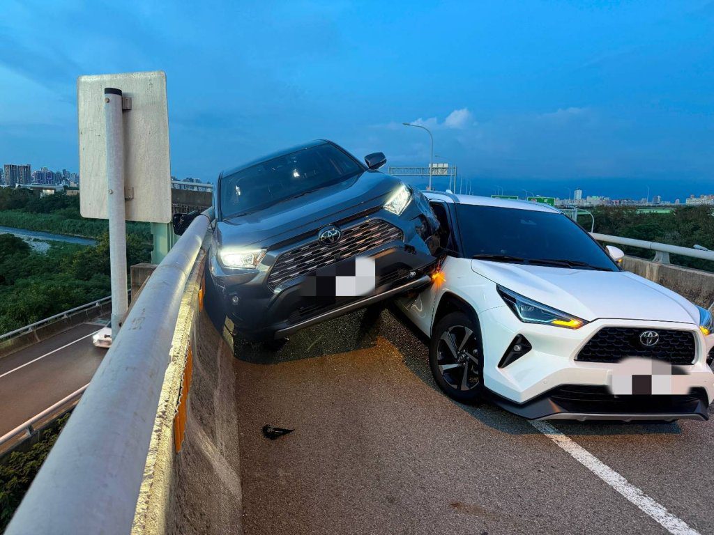 匝道驚見「疊車」!烏日男駕車恍神釀追撞 警方籲勿疲勞駕駛 匝道驚見「疊車」!烏日男駕車恍神釀追撞 警方籲勿疲勞駕駛