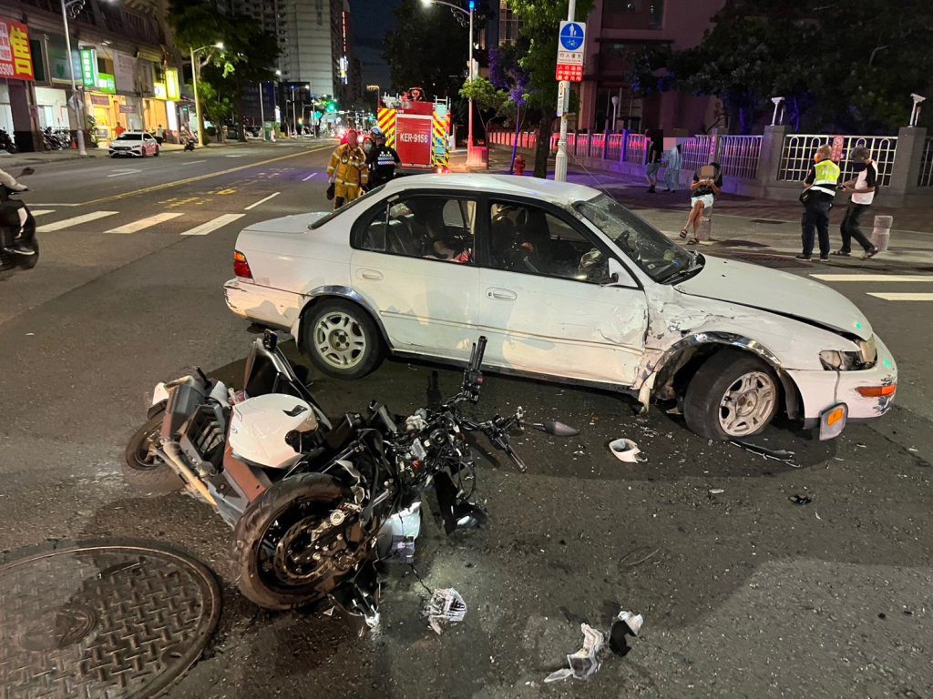 「曼巴」蛇頭全毀!20歲男遭自小客擊落噴飛 緊急送醫 「曼巴」蛇頭全毀!20歲男遭自小客擊落噴飛 緊急送醫