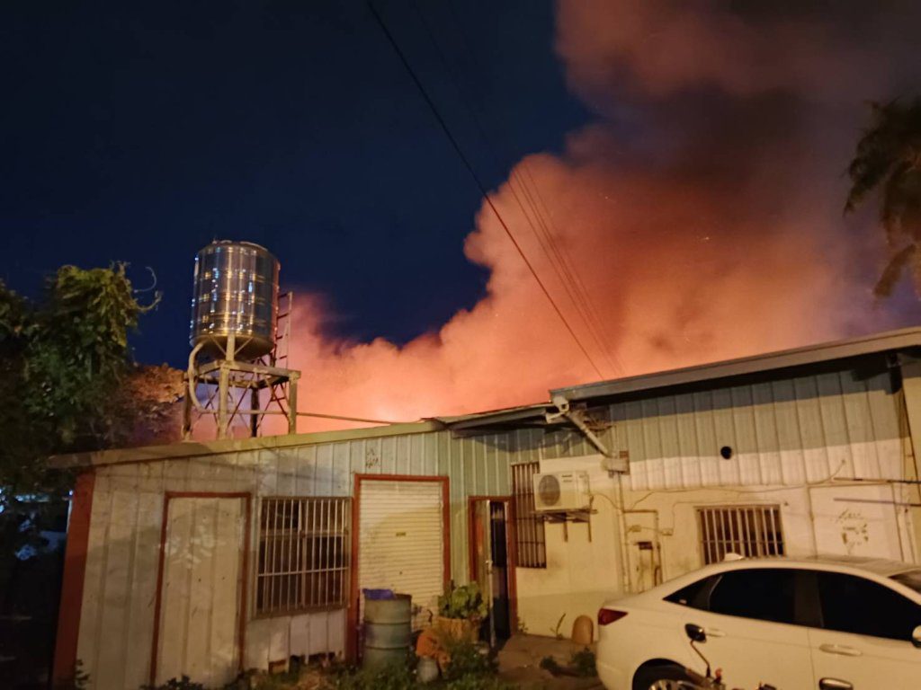 台中鐵皮民宅火警波及3車! 屋主試圖搶救屋內價值千萬布袋戲偶遭阻止 台中鐵皮民宅火警波及3車! 屋主試圖搶救屋內價值千萬布袋戲偶遭阻止