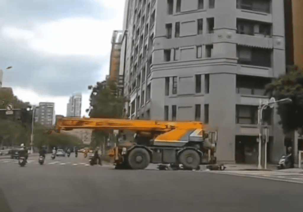 影/驚悚影片!18歲女騎士遭吊車輾斃「駕駛肇逃被民眾擋下」 母發文:女兒枉死 影/驚悚影片!18歲女騎士遭吊車輾斃「駕駛肇逃被民眾擋下」 母發文:女兒枉死