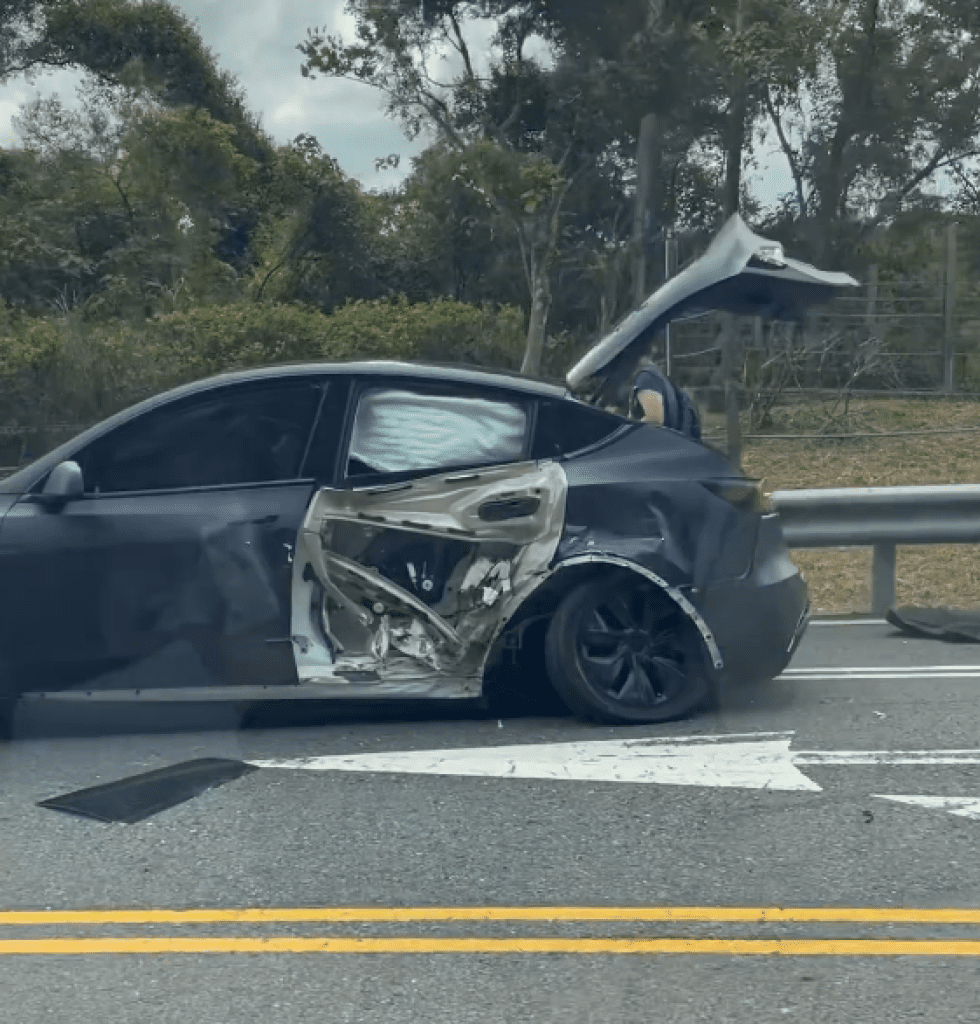 雙溪區休旅車衝對向車道撞兩車！ 　特斯拉車門外殼撞飛一家四口受傷