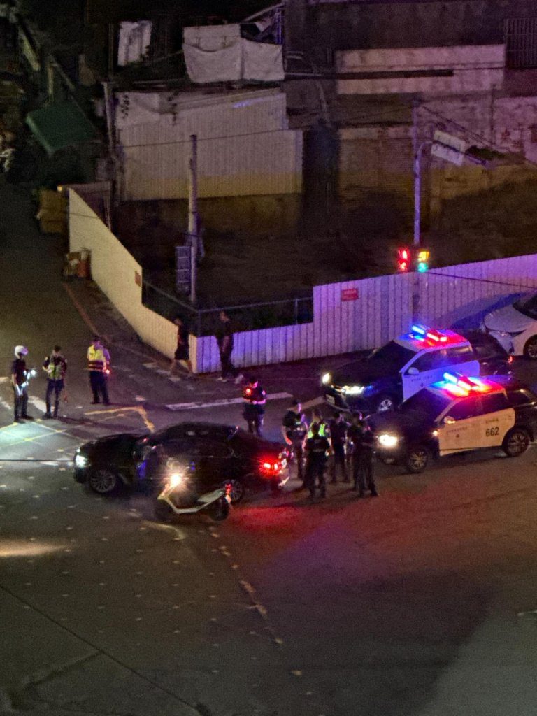 台中青海路多輛車遭衝撞！　警方圍捕中